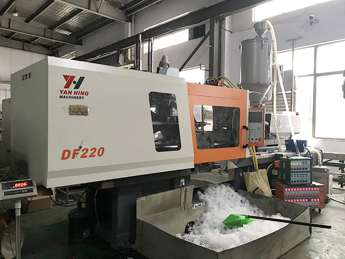 仁兴注塑机220T